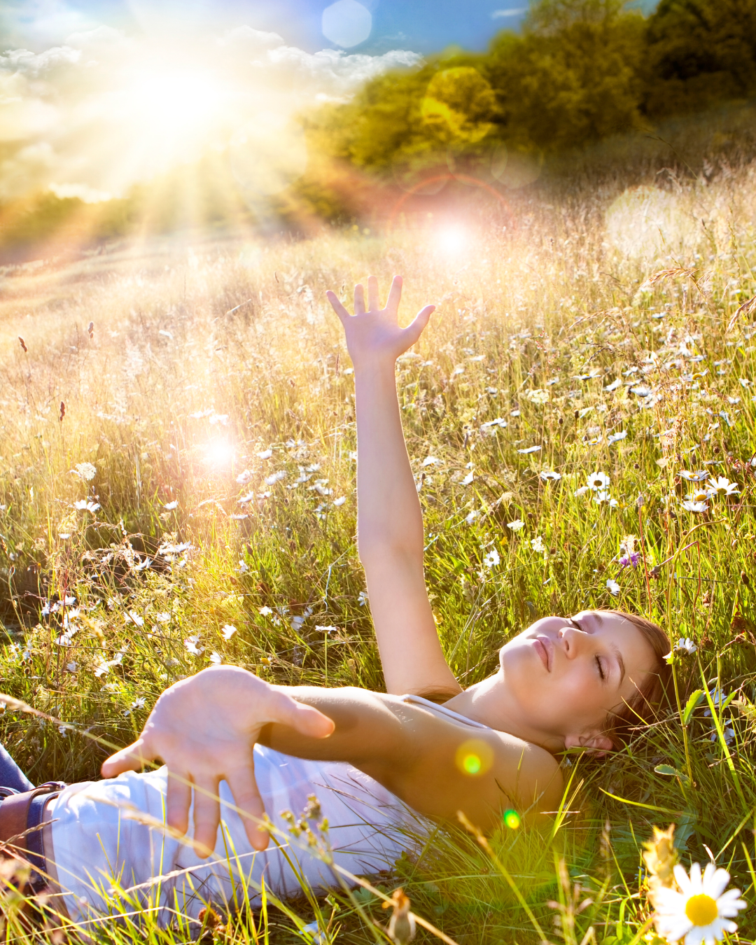 Vitamin-D-Schnelltest Frau liegt auf Blumenwiese